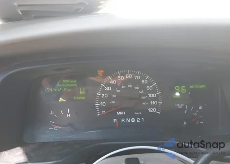 2001 Lincoln Town Car Cartier z USA, uszkodzony, nr VIN 1LNHM83W91Y707084